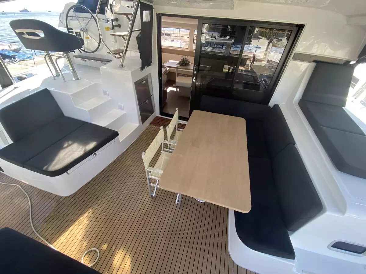 LAGOON 42 — bareboat catamaran charter photo 4